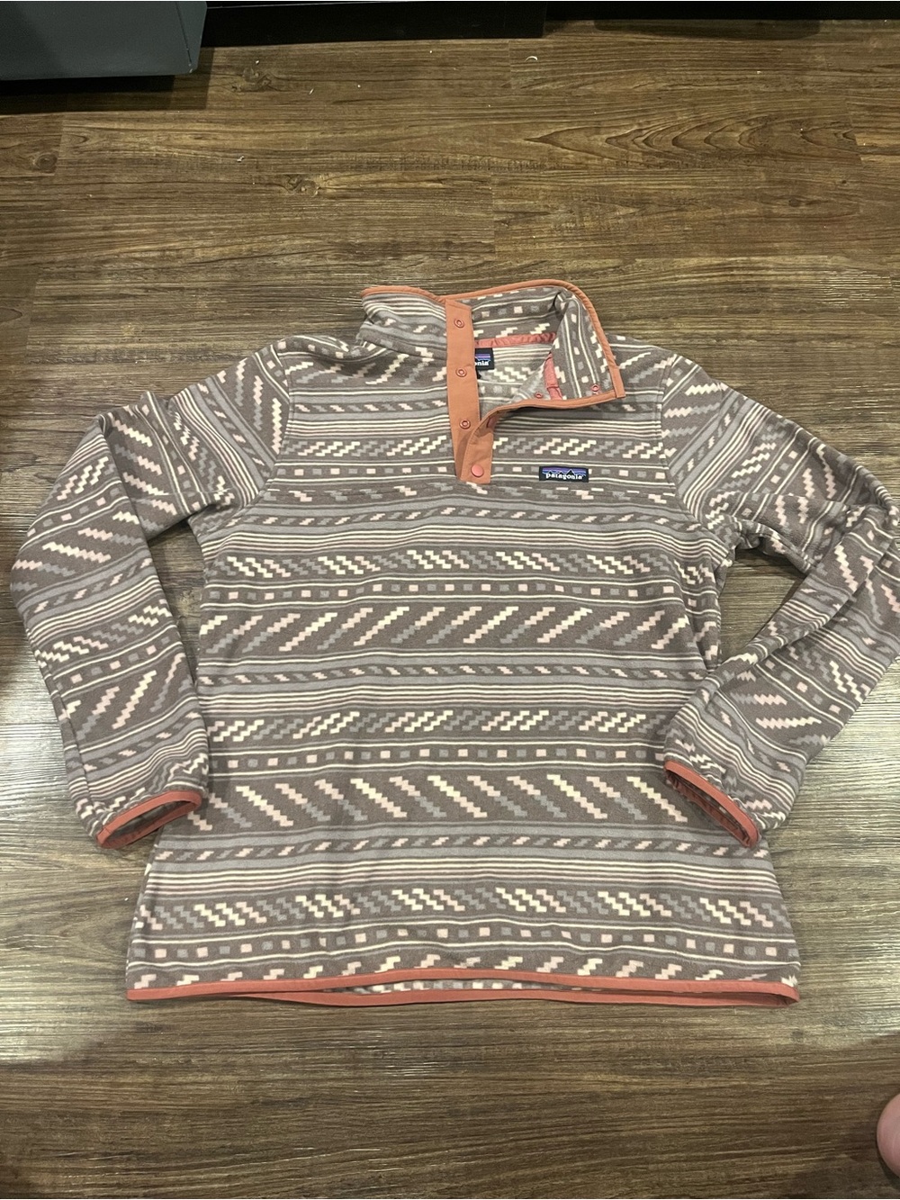 Light weight W L Patagonia Taupe & Coral Trim Patterned Snap-T Fleece Pullover